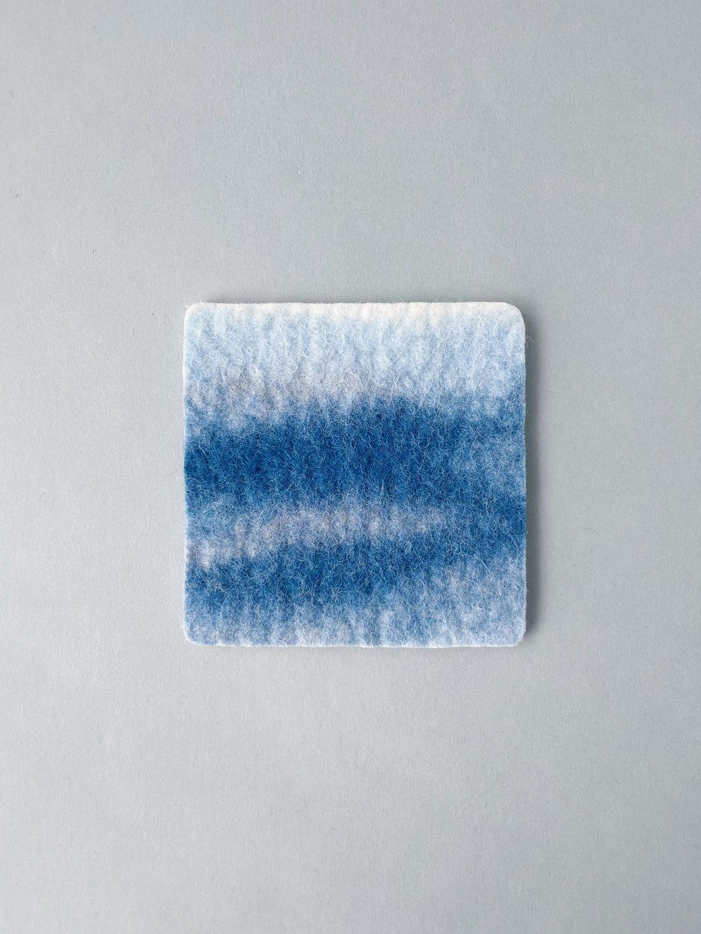 手作り羊毛フェルトコースター / 湖・水面、10cm×10cm。