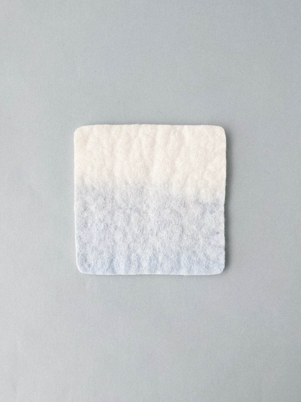 手作り羊毛フェルトコースター / 湖・霧、10cm×10cm。