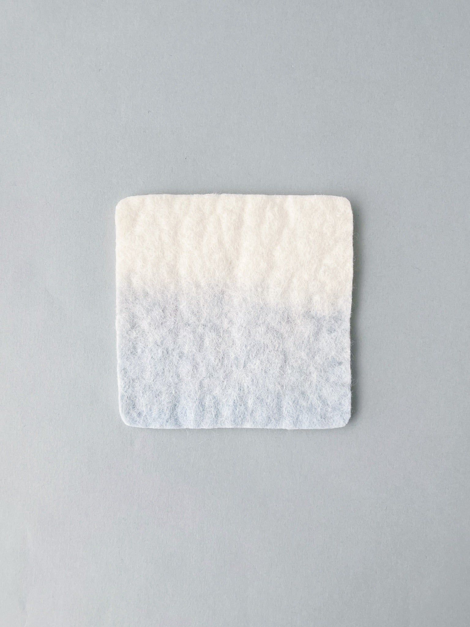 手作り羊毛フェルトコースター / 湖・霧、10cm×10cm。