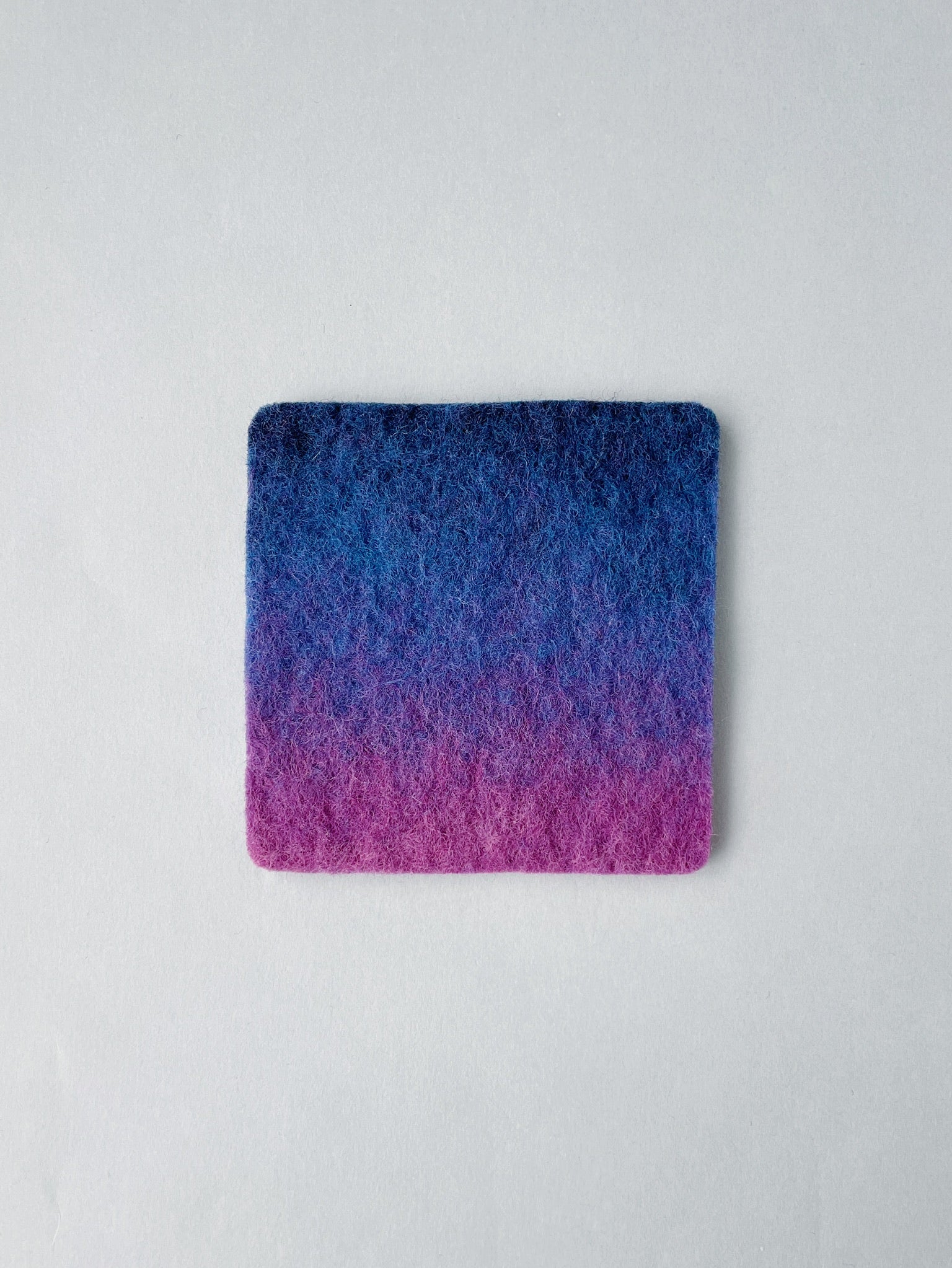 手作り羊毛フェルトコースター・日没、10cm×10cm。