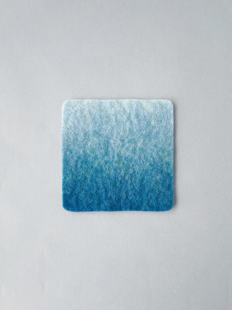 手作り羊毛フェルトコースター・水中、10cm×10cm。
