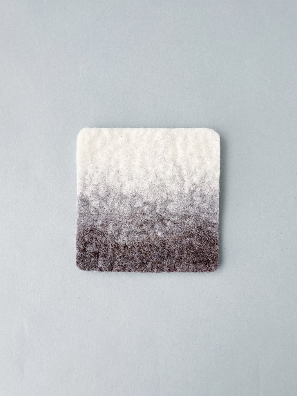 手作り羊毛フェルトコースター / 森・霧雨、10cm×10cm。