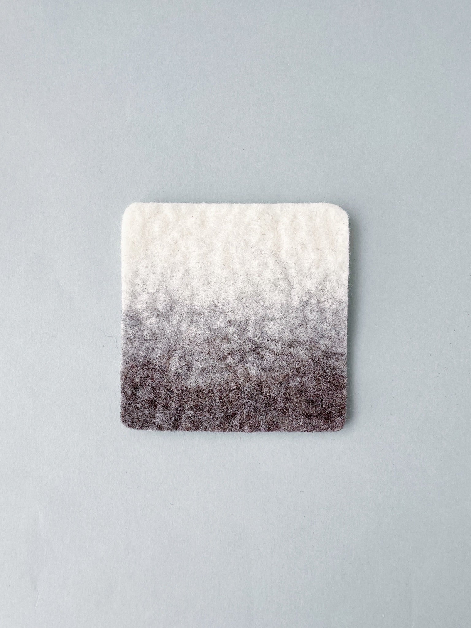手作り羊毛フェルトコースター / 森・霧雨、10cm×10cm。