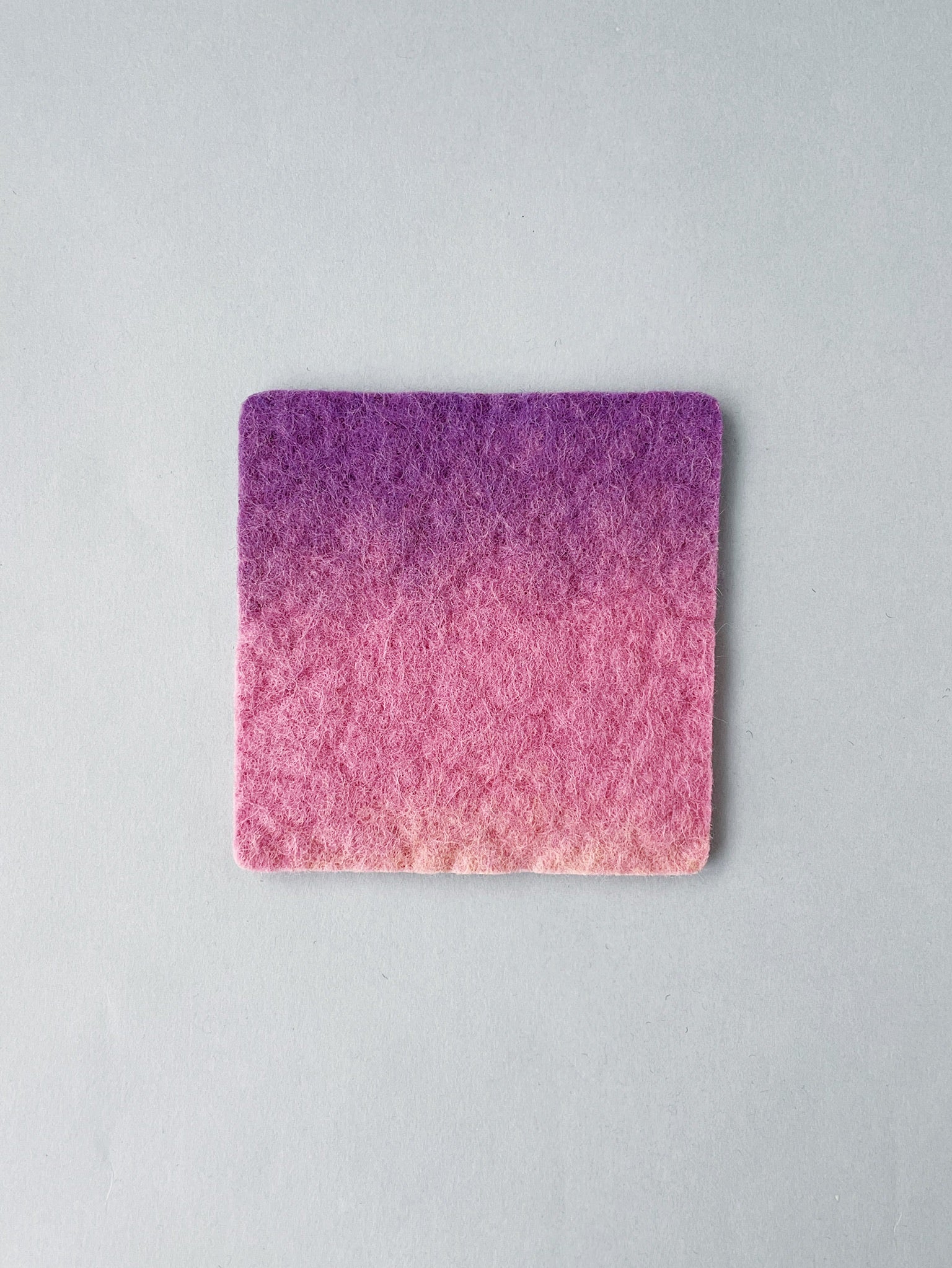 手作り羊毛フェルトコースター・夕焼けグラデーション、10cm×10cm。